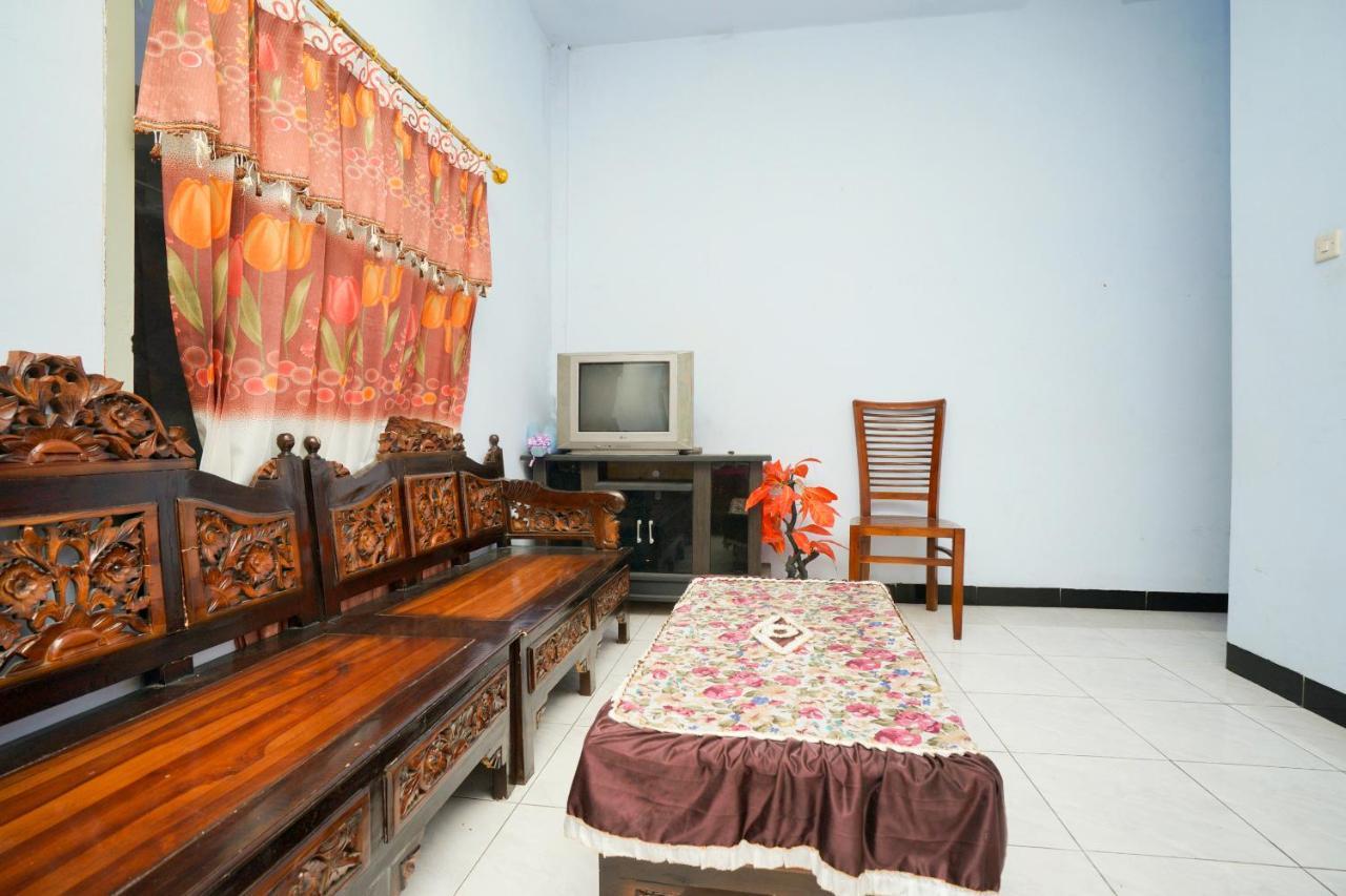 Spot On 2126 Bromo Indah Homestay Probolinggo Exterior photo