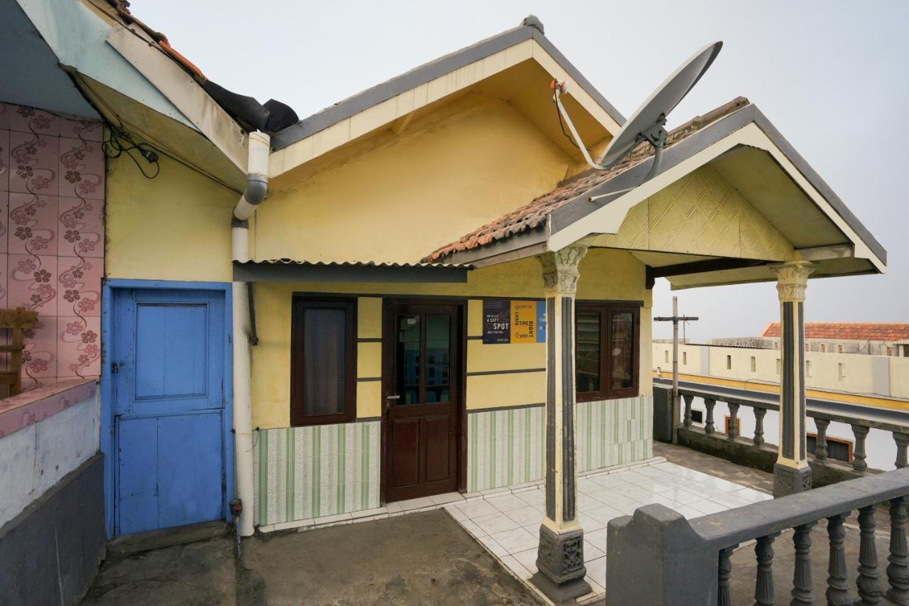 Spot On 2126 Bromo Indah Homestay Probolinggo Exterior photo